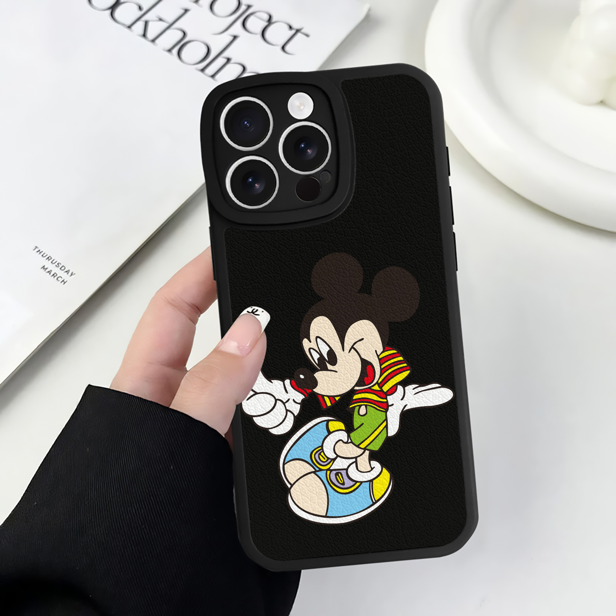 （画像用） ミッキーマウス Mickey Mouse 【iPhone 16シリーズ対応】シリコンスマホケース（レザー調） 材質：シリコン